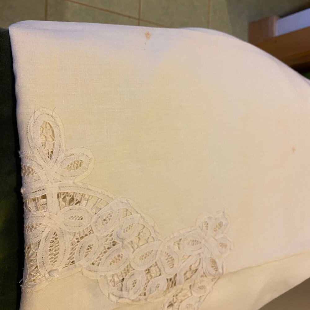 Vintage hand made lace and ecru linen tablecloth 86" x 80" - Picture 6 of 9